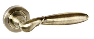 Old English Rochester Lever on Round Rose - Antique Brass